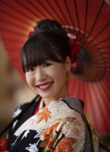 和傘を持った振袖を着た女性のアップ