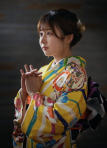 横顔の振袖を着た二十歳