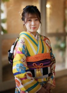 両手を前に組んだ振袖を着た二十歳