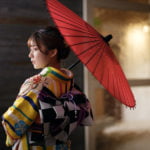 赤い傘を持って後ろ姿の振袖を着た二十歳