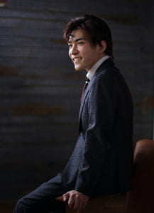 成人祝いスーツ男性の横顔