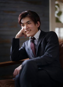 男の成人記念スーツを着て椅子に座った男性の横顔