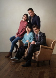 男性成人記念家族写真