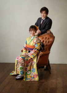 スーツのボーイフレンドと振袖で成人記念