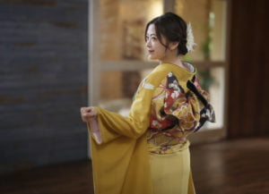 袖を持った振袖の後ろ姿