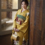 振袖を着た二十歳の女性がバックを持っている