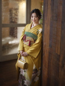 振袖を着た二十歳の女性がバックを持っている
