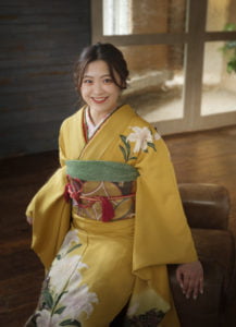 椅子に座った振袖を着た女性