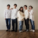 横並びに立った白コーデの家族5人