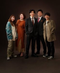 スーツで成人記念家族写真