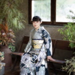 椅子に座った20歳の女の子