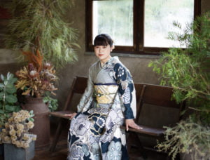 椅子に座った２０歳の女の子