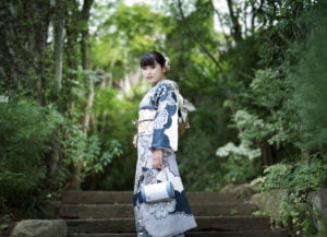 バックを持った振袖を着た女性