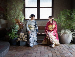 椅子に座った振袖を着た2人