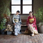 椅子に座った振袖を着た性2人