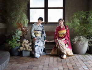 椅子に座った振袖を着た性2人