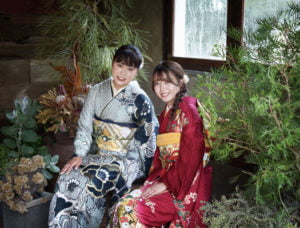 椅子に座った振袖を着た2人
