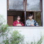 窓から振袖を着た成人女性2人