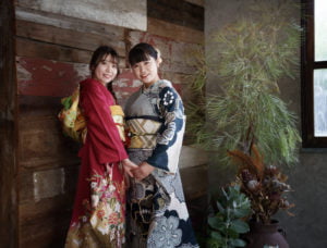 振袖を着た成人女性2人