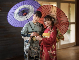 和傘をさした振袖を着た成人女性2人