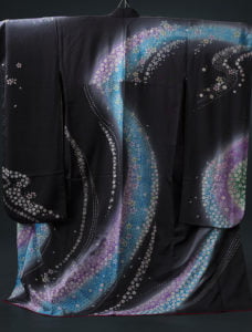 黒地に水色の花模様の成人式振袖