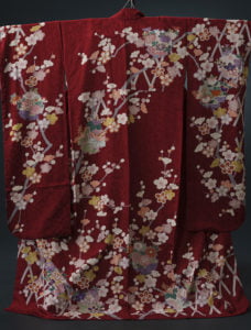 エンジ色の成人式着物