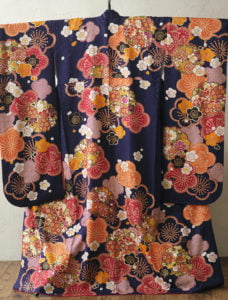 成人式紺地にオレンジの花柄振袖