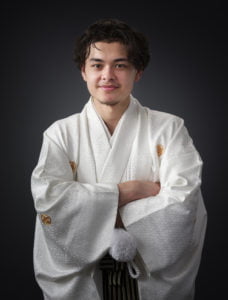 白い羽織の成人式男性