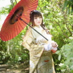 外で赤い傘を持って成人式振袖撮影