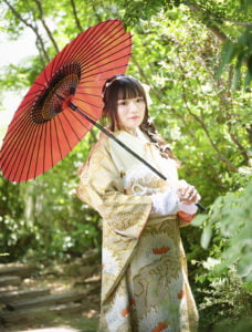 外で赤い傘を持って成人式振袖撮影