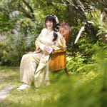 外で椅子に座って成人記念