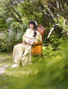 外で椅子に座って成人記念