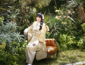 外で振袖記念写真