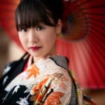 赤い和傘を持って振袖撮影