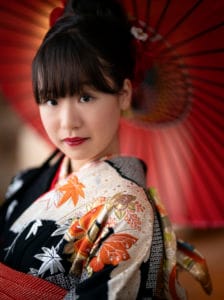 赤い和傘を持って振袖撮影