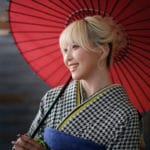 赤い和傘を持って成人式記念しゃしん