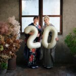 20のバルーンを持って友達と成人式記念写真