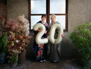 20のバルーンを持って友達と成人式記念写真